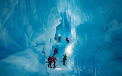 Украинские полярники нашли в Антарктиде 3-этажную ледяную пещеру с озерами и рекой
