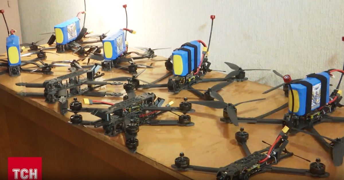 Вчитель фізики із села на Вінничині вже пів року збирає бойові та розвідувальні дрони.