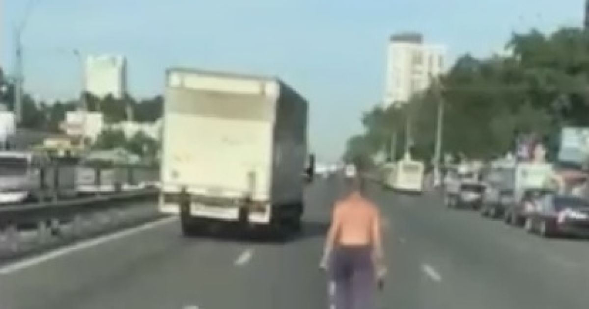 "На Киев движется машина": в соцсетях смеются с пешехода с "повадками" Т-1000