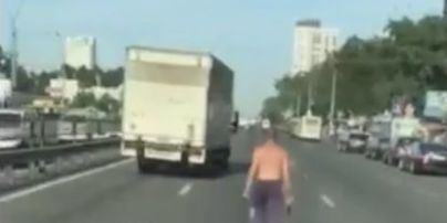 "На Київ рухається машина": у соцмережах кепкують із пішохода з "повадками" Т-1000