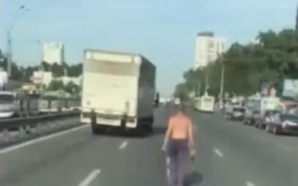 "На Киев движется машина": в соцсетях смеются с пешехода с "повадками" Т-1000
