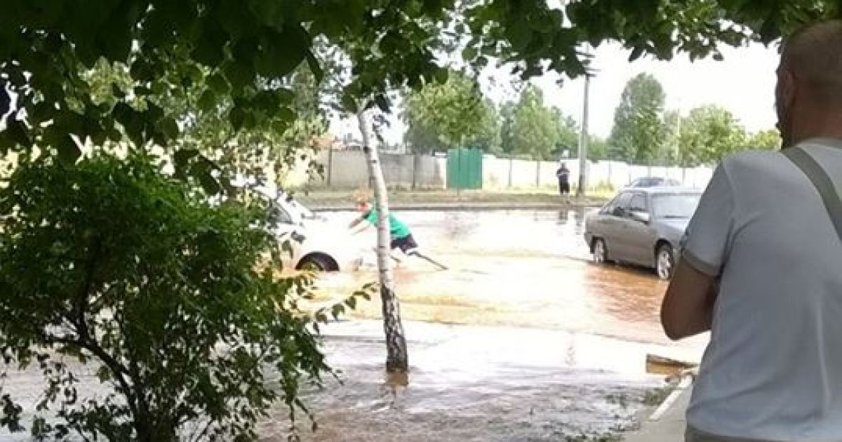 Іржавий потоп на Дарниці_3 / © Facebook.com/Олена Бойко