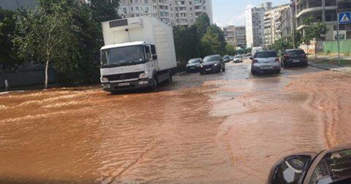 Іржавий потоп на Дарниці_4 / © Facebook.com/Олена Бойко
