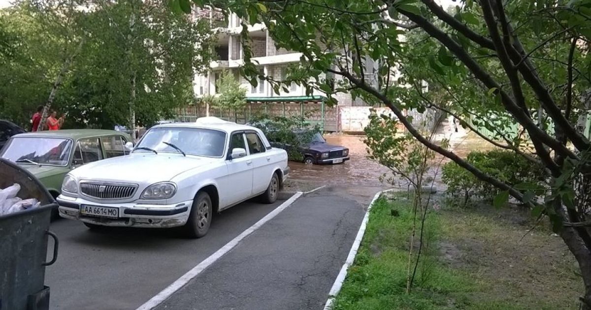 Іржавий потоп на Дарниці_2 / © Facebook.com/Олена Бойко