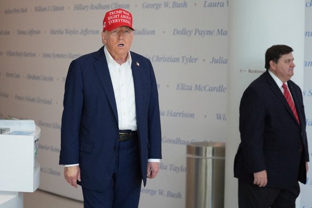 На руке Трампа заметили тональный крем: что с президентом США (фото)