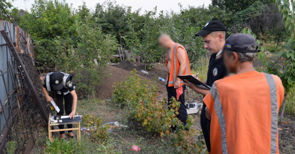 На Донбасі місцевий житель знайшов мішок зі зброєю на городі _3 / © ГУНП в Донецкой области