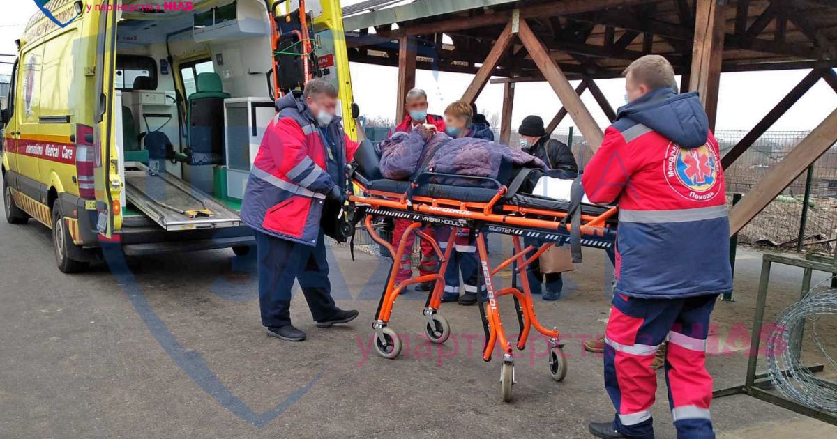 Рваные раны и перелом: на КПВВ "Станица Луганская" двум женщинам понадобилась медицинская помощь