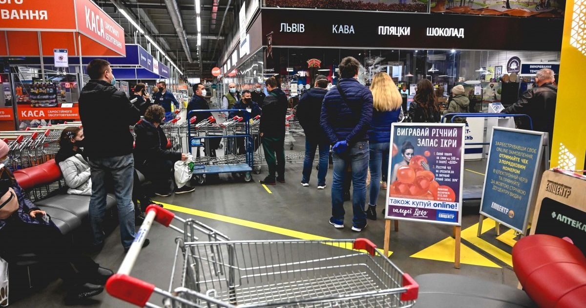 В Киеве охранники "Эпицентра" якобы силой раздели 67-летнюю женщину: у пострадавшей инфаркт (фото)