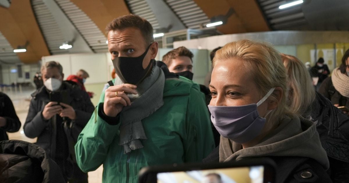 У Москві слідом за квартирою Навального силовики прийшли з обшуком до його дружини (відео)
