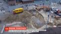 Уже до завтра коммунальщики обещают починить трубу возле ТЦ в Киеве