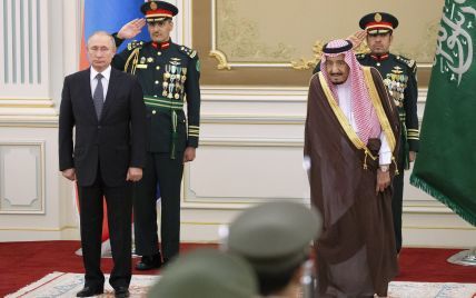 В Саудовской Аравии оркестр исковеркал гимн РФ – Путин стоял с каменным лицом