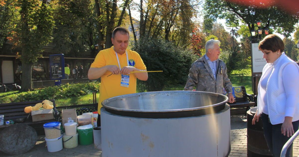 Рекорд страви з бичачих яєць у Тернополі_2 / © Тернополяни