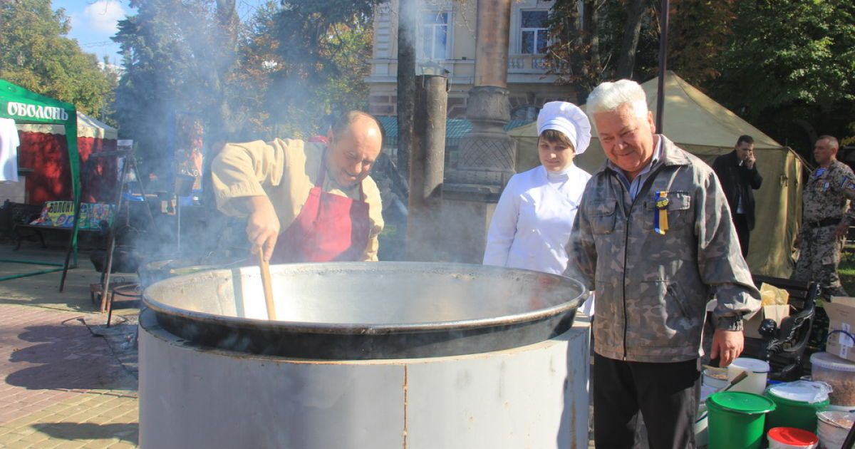 Рекорд страви з бичачих яєць у Тернополі_3 / © Тернополяни