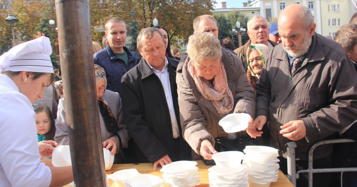 Рекорд страви з бичачих яєць у Тернополі_4 / © Тернополяни