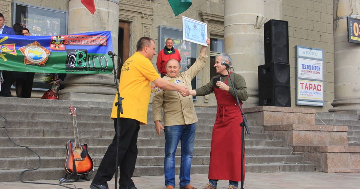 Рекорд страви з бичачих яєць у Тернополі_5 / © Тернополяни