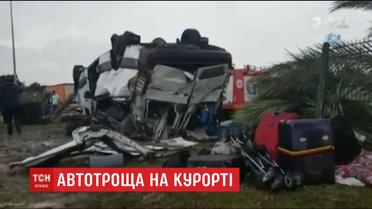 Вблизи Анталии автобус с туристами врезался в дерево и перевернулся