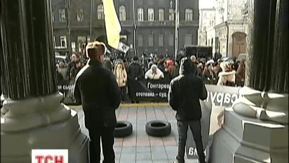 Від самого ранку близько 200 людей перекрили входи до будівлі НБУ