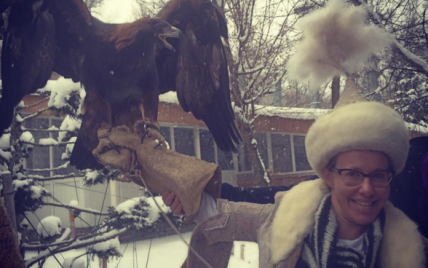 Ксения Собчак примерила казахский костюм и сфотографировалась с орлом