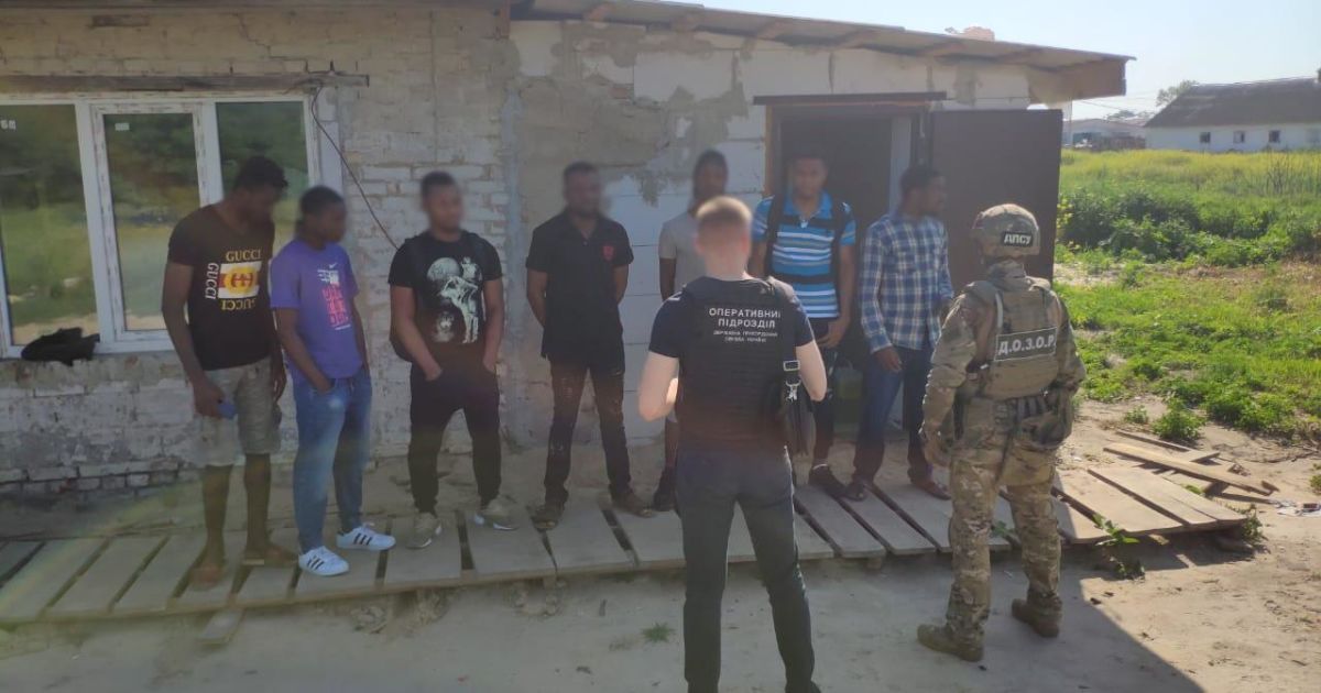 прикордонниики затримали нелегалів, які переробляли ліс_3 / © Держприкордонслужба України
