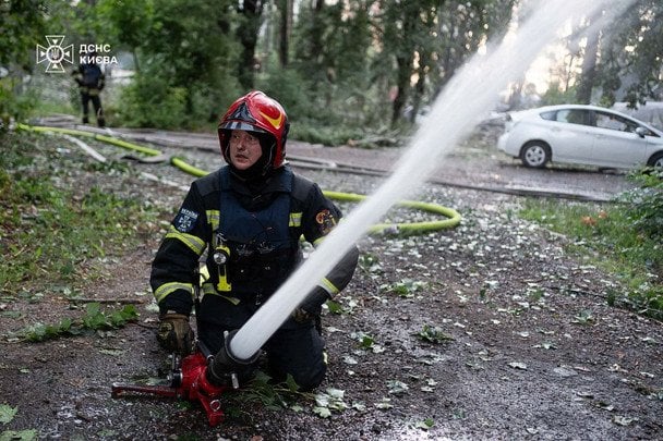Спасатели на месте удара