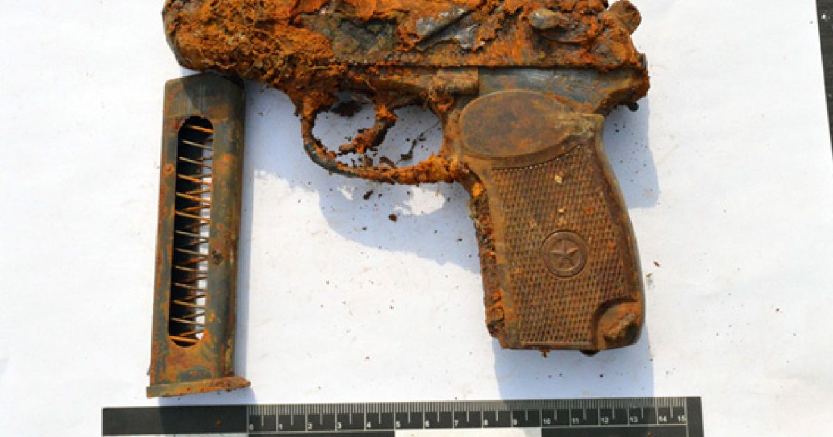 На Донбасі місцевий житель знайшов мішок зі зброєю на городі _5 / © ГУНП в Донецкой области