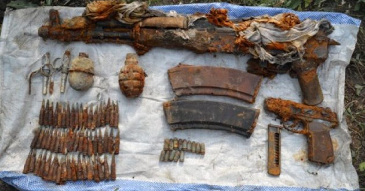 На Донбасі місцевий житель знайшов мішок зі зброєю на городі _6 / © ГУНП в Донецкой области