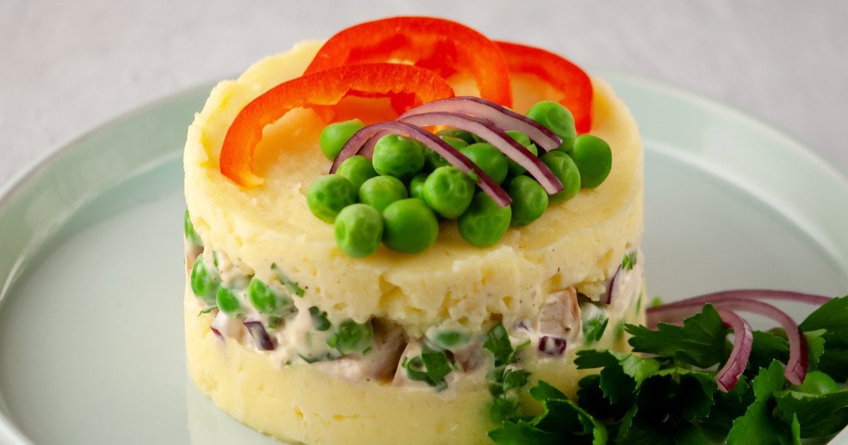 Салат з оселедцем картоплею плавленим сиром і солоними огірками