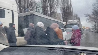 Через відключення світла в Одесі люди перекрили дорогу