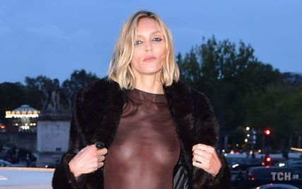 Без бюстгальтера: Аня Рубик продемонстрировала соблазнительную грудь на показе в Париже