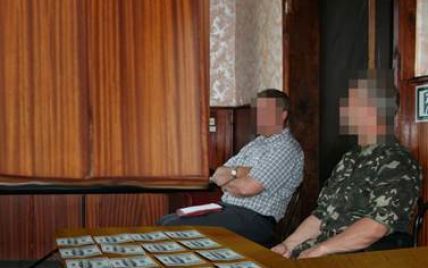 На Черниговщине задержали двух врачей, которые за взятку помогали призывникам "откосить" от армии