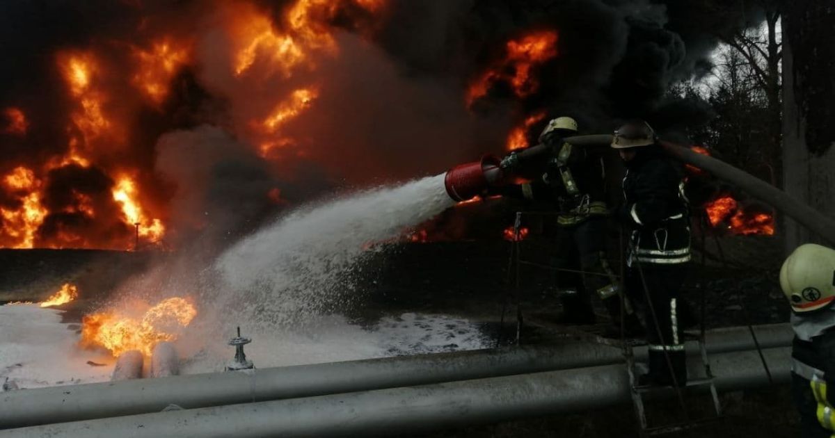 У Миколаєві палають житлові будинки через обстріли російських окупантів