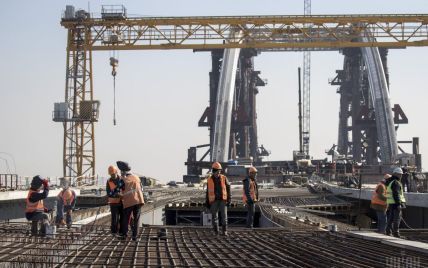 Скандальное строительство моста на Троещину: активисты сообщили о падении крана, в КГГА рассказали про "демонтаж"