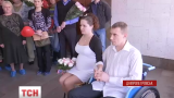 Тяжкопоранений біля Авдіївки боєць одружився в Дніпропетровській лікарні