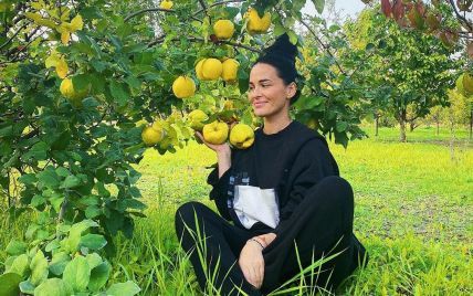 Такая естественная: Даша Астафьева в спортивном костюме позировала в яблочном саду