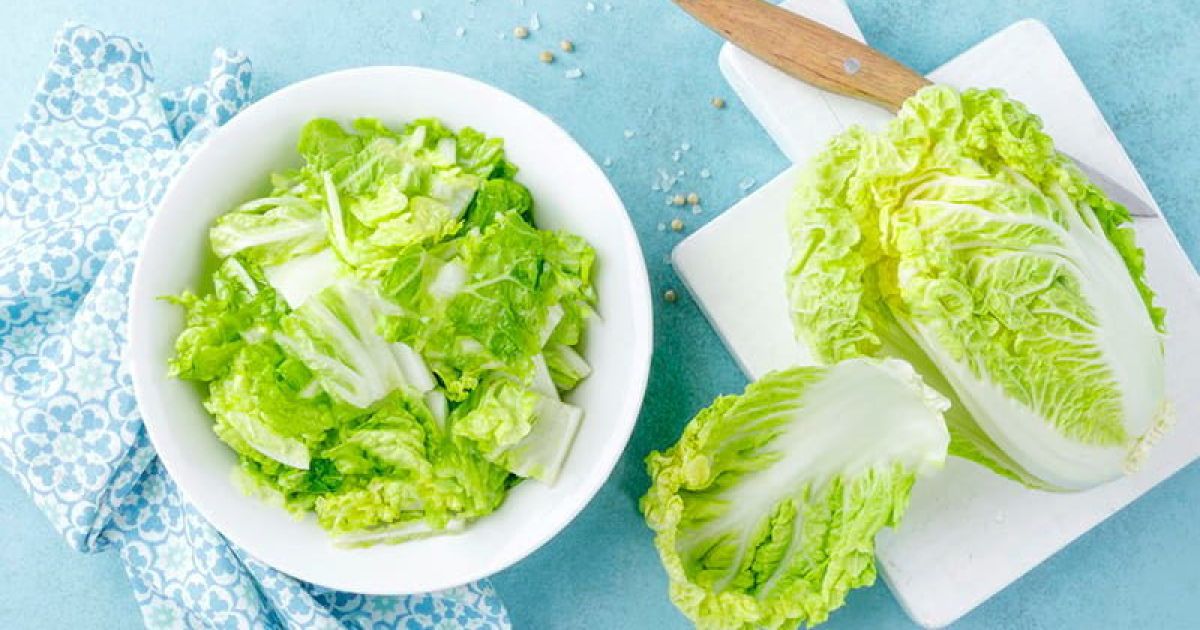 10 салатов с сухариками, которые вы будете готовить снова и снова - Лайфхакер
