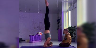 Анна Кошмал показала, как делала сложную асану из йоги под наблюдением 5-летнего сына