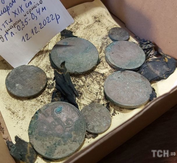 Монети знайдені у підвалі Трапезної / © 