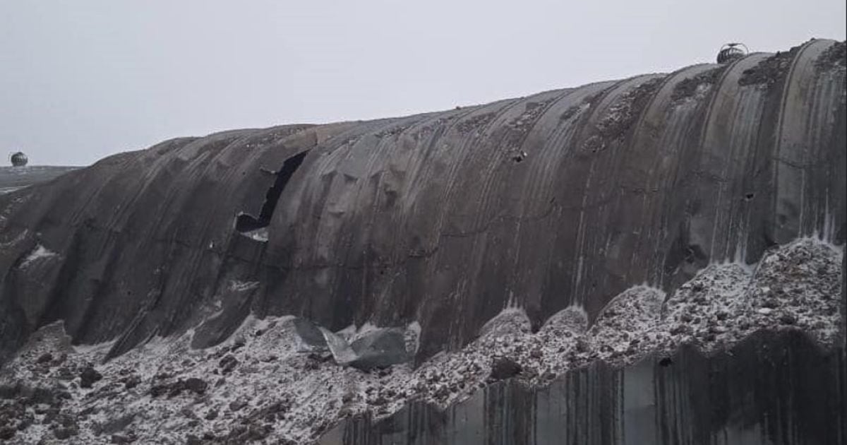 Наслідки авіаудару окупантів по зерносховищу в Вовчанську / © Facebook Сергій Болвінов