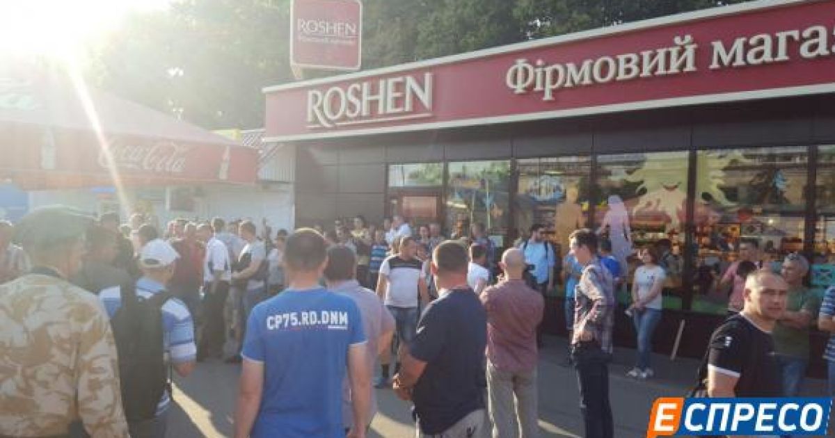 В Киеве толпа людей не дает снести магазин Roshen