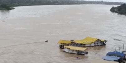 Ресторан на воді віднесло течією – фото