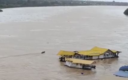 Ресторан на воді віднесло течією – фото