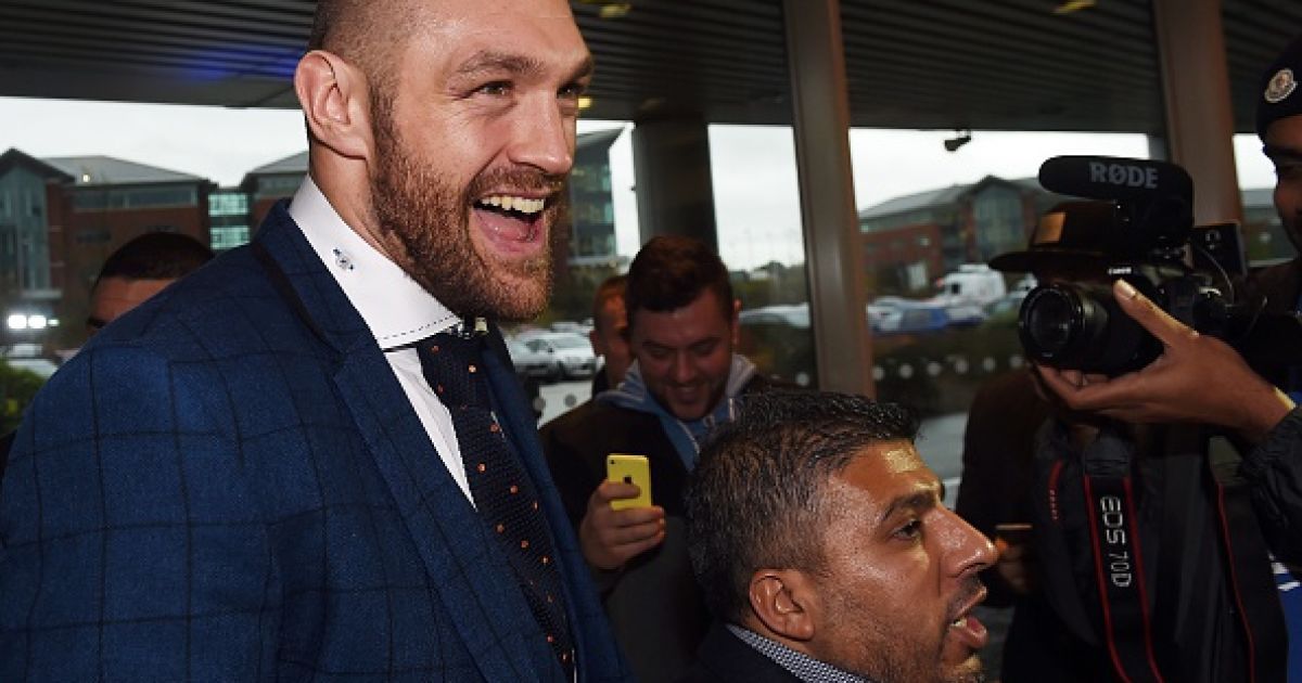 Тайсон Ф'юрі показав свої титули землякам у Болтоні. / © boxingscene.com