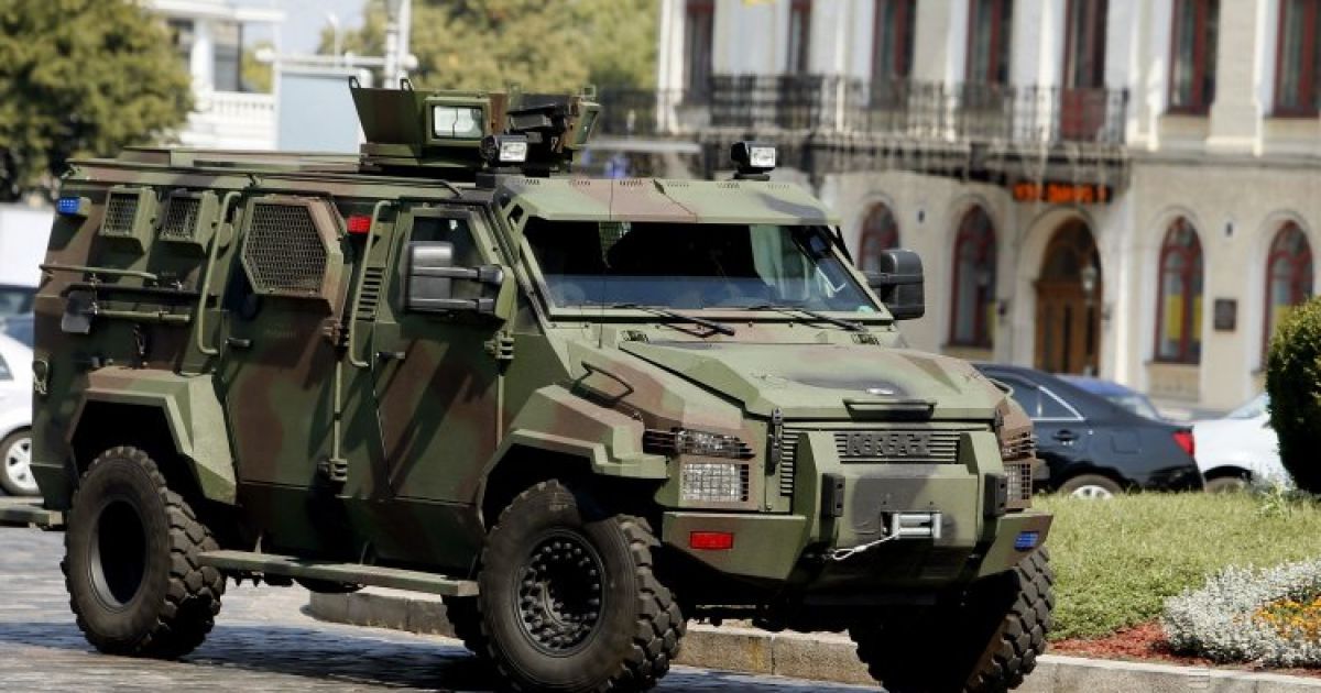 Бронеавтомобиль "КрАЗ Кугуар" едет по центру Киева / © УНИАН