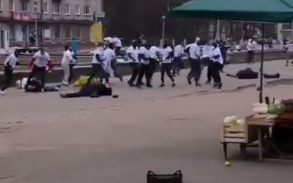 В России футбольные фанаты подрались перед матчем, пострадавших забрали в больницу
