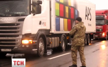 Активисты на Закарпатье начали блокировать российские фуры