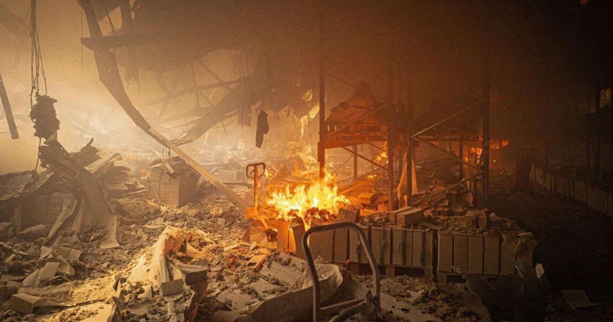 Наслідки удару росіян по друкарні в Харкові 23 травня.