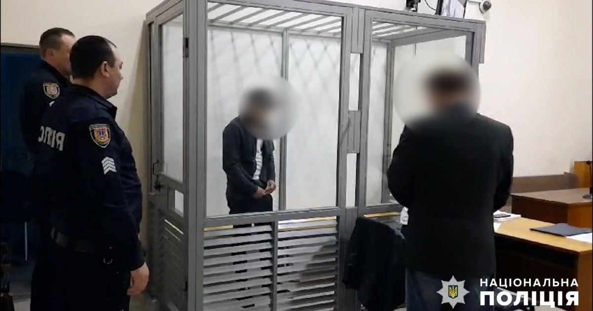 Подросток, подозреваемый в убийстве матери и сестры