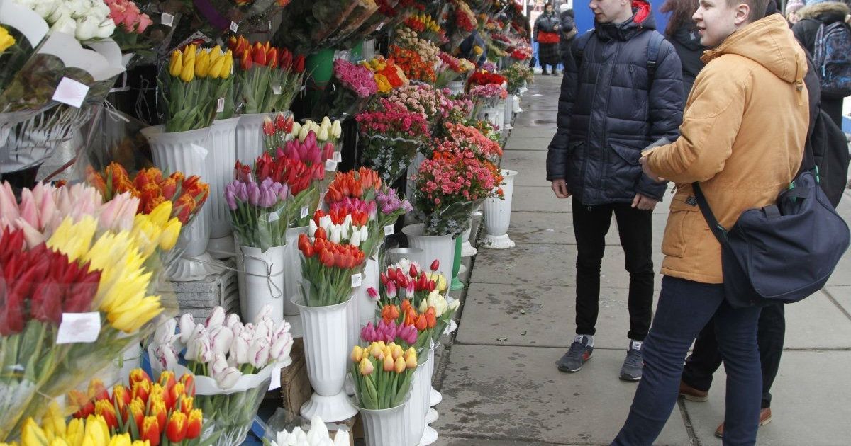 Тюльпани від 20 гривень, а гілка мімози - за 100. Ціни на весняні квіти до 8 Березня