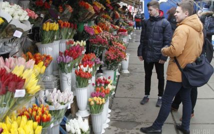 Тюльпани від 20 гривень, а гілка мімози - за 100. Ціни на весняні квіти до 8 Березня
