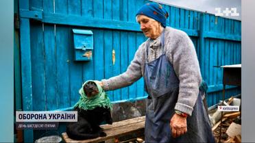 Кутала песика в хустку, щоби не боявся: історія бабусі з популярного фото